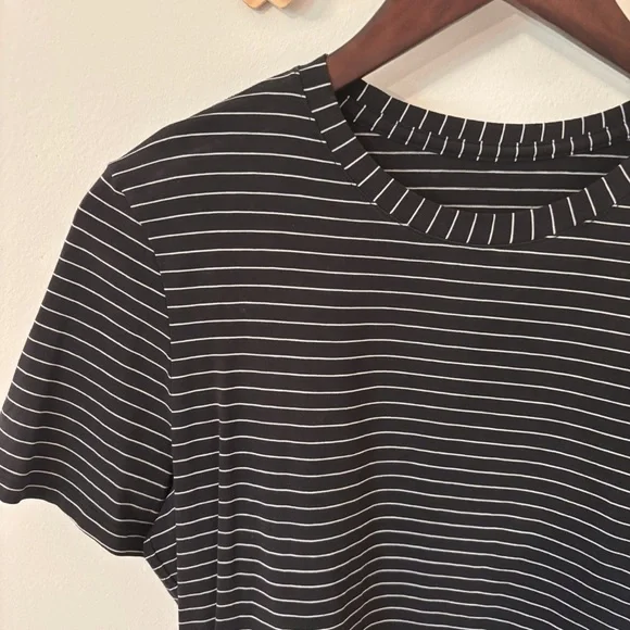 Lululemon - Love Curved-Hem Crewneck T-shirt Black and White Striped - Picture 2 of 8